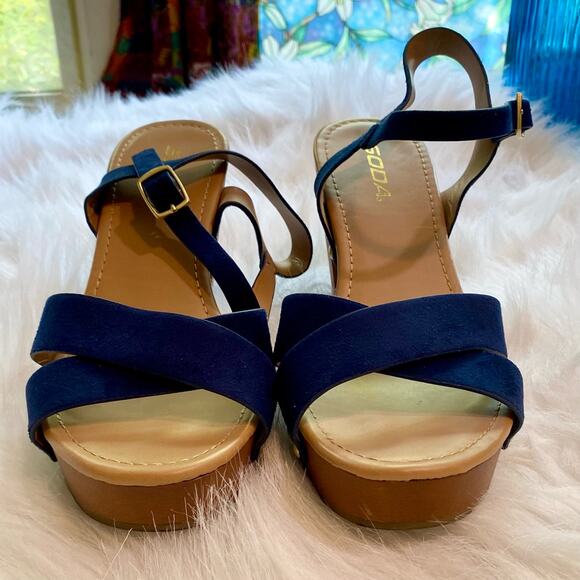 Crisscross Band Chunky Platform- Size 8.5 - Picture 6 of 12